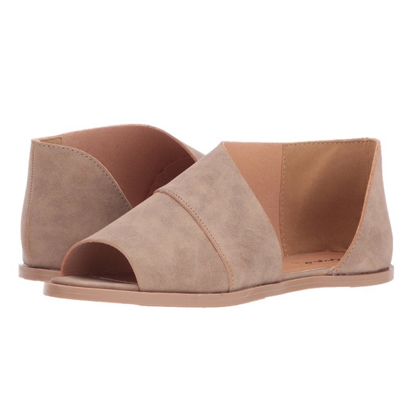 Shoes - 🔸SALE🔸Open toe flats / sandals - taupe